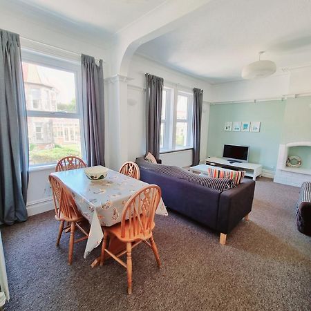 Beachcomber Holiday Apartments Суонидж Стая снимка