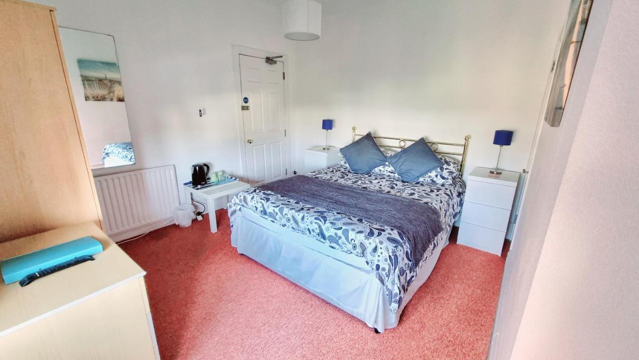 Beachcomber Holiday Apartments Суонидж Екстериор снимка