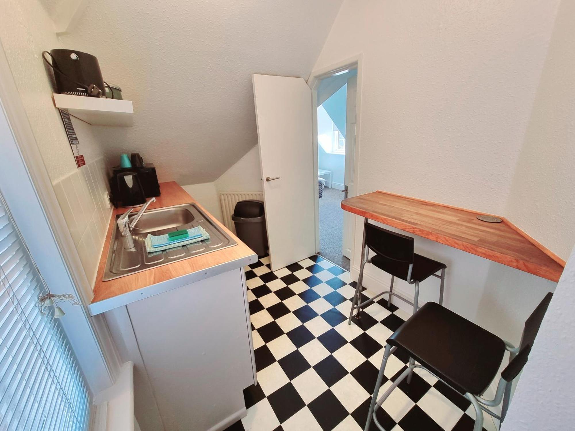 Beachcomber Holiday Apartments Суонидж Стая снимка